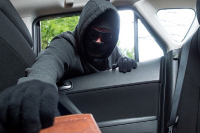 Avtomobildən 9 min 900 manat oğurlandı 