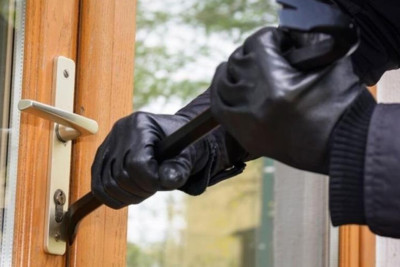 Bakıda mağazadan gödəkcə oğurlayan şəxs tutuldu 