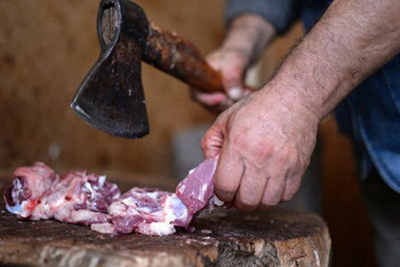 Qəssablar heyvanı uşaqların gözü qarşısında kəsə bilərmi? - VİDEO