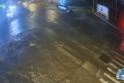 “Qırmızı”da keçib qəza törətdi, işıqfor qırıldı - HADİSƏ ANI