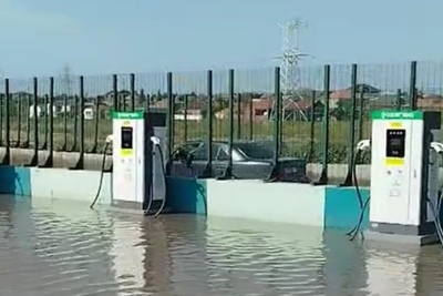 Bakıda elektrikdoldurma məntəqəsini su basdı