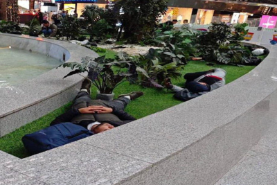 AZAL-ın sərnişinləri Moskvadan Bakıya uça bilmir, aeroportda yatırlar - VİDEO