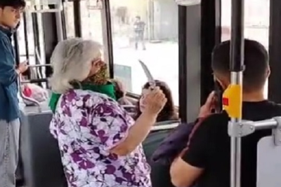 Əlibıçaqlı qadın avtobusda təşviş yaratdı - Video