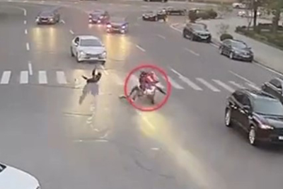 İki piyadanı motosiklet vurdu - VİDEO