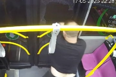 Sərxoş sərnişin avtobusun şüşəsini sındırdı