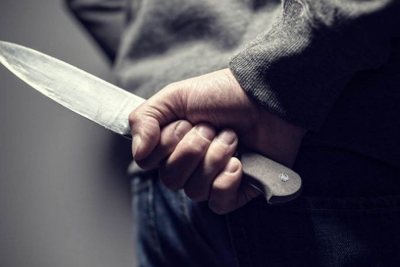 Bakıda gənc oğlan kassirə bıçaq çəkib pulları apardı