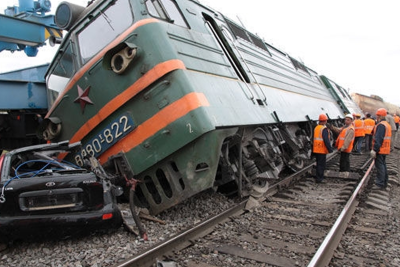 Binədə avtomobil qatarla toqquşdu - VİDEO