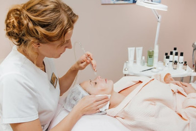 Kosmetoloq müştərisinin qızıllarını ələ keçirib lombarda qoydu - Görünməmiş dələduzluq