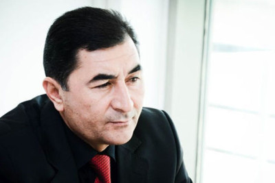 Xalq artisti ayaqqabısını dəyişik geyindi: "Biri kişi, biri qadın deyil ki..."