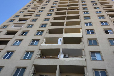 Bakıda azyaşlı binadan yıxılıb öldü