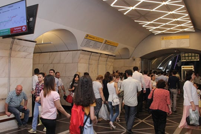 Metroda azyaşlıya qeyri-etik hərəkətlər etdi - Həbs olundu