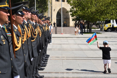 Bakıda hərbi orkestrlərin müşayiəti ilə yürüşlər keçirilir - CANLI