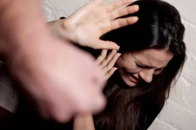 Kişi ona yeməyi gec verən arvadını döydü - Yoldaşı şikayətçi olmadı 