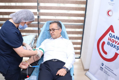 Komitə sədri Aşura günü ilə əlaqədar qan verdi - FOTO