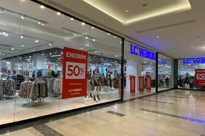 “LC Waikiki”nin anbarı yandı - Xeyli miqdarda ziyan dəydi  