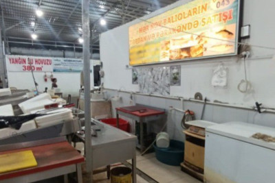 “Keşlə” bazarında istehlaka yararsız balıq məhsulları aşkarlanıb - FOTO