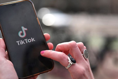 Gənc qız “TikTok”da yazdıqlarına görə cərimələndi