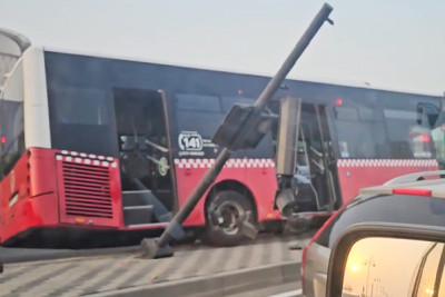 Avtobus işıqfora çırpıldı – VİDEO