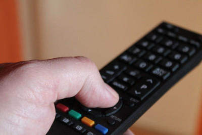 Bakıda arvadının başına televizor pultu çırpdı