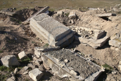 Zərərçəkmiş şəxs: "İşğal zamanı başdaşıları dağıdılıb, meyitlərin qızıl dişləri çıxarılıb"