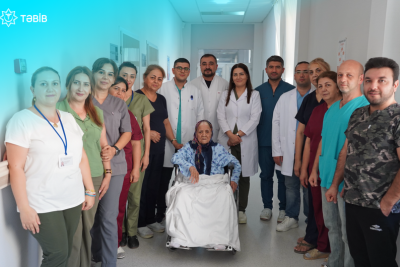 95 yaşlı qadın 3 riskli əməliyyata eyni anda getdi