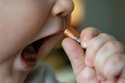 Batareya udan 9 yaşlı uşağın bağırsağı deşildi