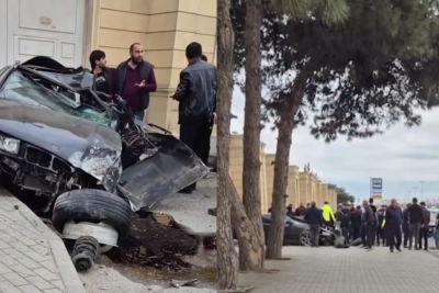 Buzovnada avtomobil hasara çırpılıb, sürücü ölüb