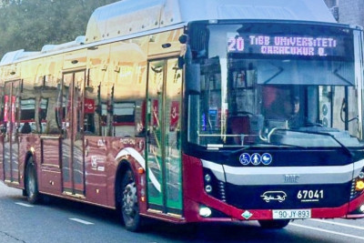 Bakıda 20 nömrəli avtobus sərnişinləri yarıyolda qoydu