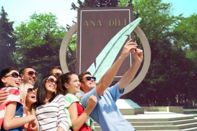 Ana dili təhlükədə: Gənclər niyə düzgün yaza bilmir? - AÇIQLAMA