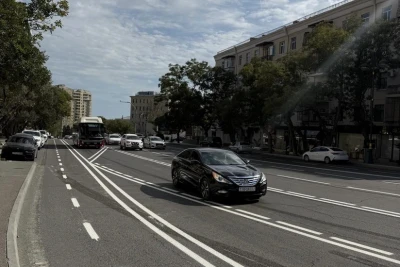 Bakının Əbdürrəhim bəy Haqverdiyev küçəsində mikromobillik zolağı təşkil edilir