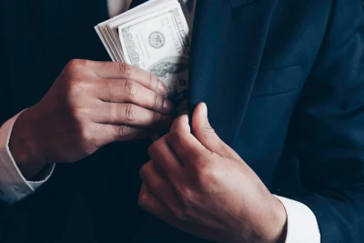 Biznesmen dayısının bir milyon manata yaxın pulunu oğurladı, tutuldu