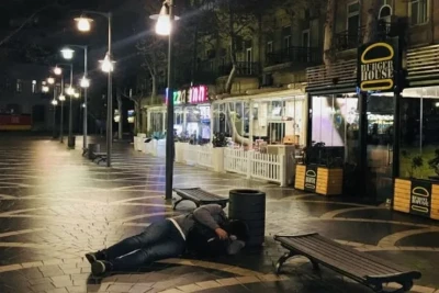 Maliyyə Nazirliyinin mühasibi sərxoş halda parkda yatdı: 3 minlik telefonu OĞURLANDI