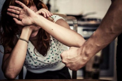 Üç uşaq atası işdən gec gələn MƏŞUQƏSİNİ TƏPİKLƏDİ