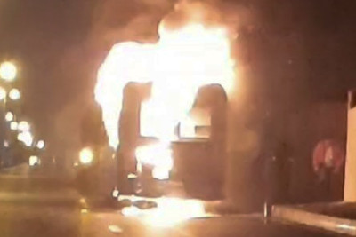 Bakıda marşrut avtobusu yanıb kül oldu - VİDEO