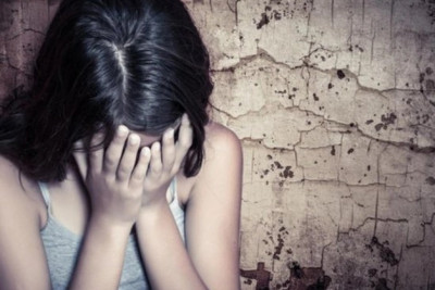 Bakıda azyaşlı qızının çılpaq videosunu yayan psixoloq qadına hökm oxundu