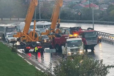 Bakı magistralında evakuator aşdı - VİDEO