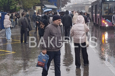 Bakıda yağış altında avtobus növbəsi - Dayanacaq yoxdur!