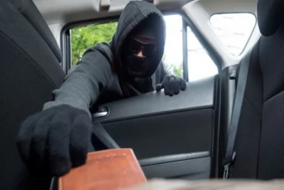 Qadın yolda yatdı, pulu oğurlandı