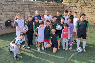 Ayxan Abbasov həyətini futbol meydanına çevirən məşqçini ziyarət edib