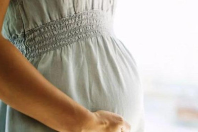 Sevgilisinin atası ilə münasibətindən şübhələndi, ülgüclə üzünü kəsdi