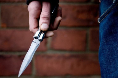 Xırdalanda 17 yaşlı oğlan siqaretə görə tanışını bıçaqladı