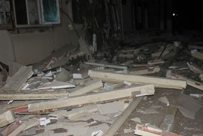 Bakıda binanın eyvanı uçdu - Xəsarət alan var