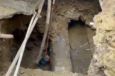 Həyətindəki qazıntıdan narazı olan sakinə cavab - "O tikinti sökülməlidir"