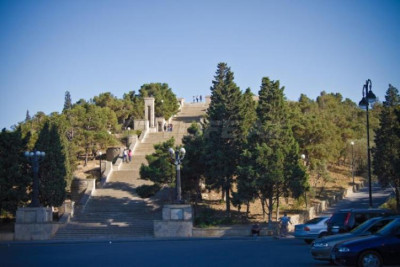 Şəhidlər xiyabanında qeyri-etik videolar çəkən əcnəbilərin məhkəməsində şahidlər dindirilib