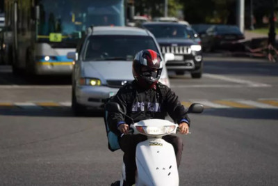 Ona irad bildirən qadını itələyib qaçdı, həbs olundu