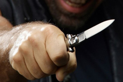 Ofisiant müştərini söyüşə görə bıçaqladı