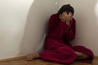 Bakıda ata sərbəst yaşamaq istəyən qızını döydü