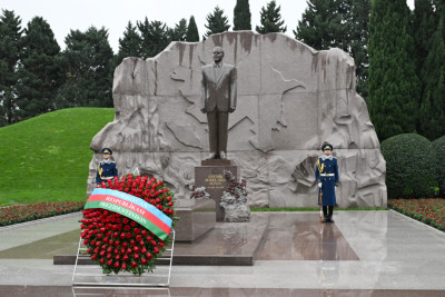 Prezident Ümummilli Liderin məzarını ziyarət edib