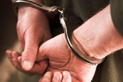 Avtomobilin qapısını açıq gördü, oğurluq etdi