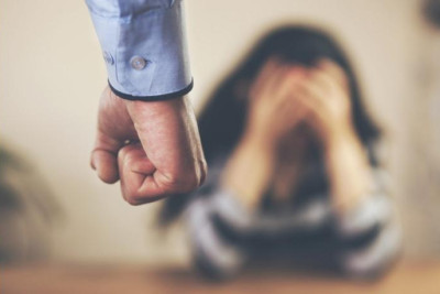 Qadın kişini övladları ilə görüşməyə qoymadı, döyüldü